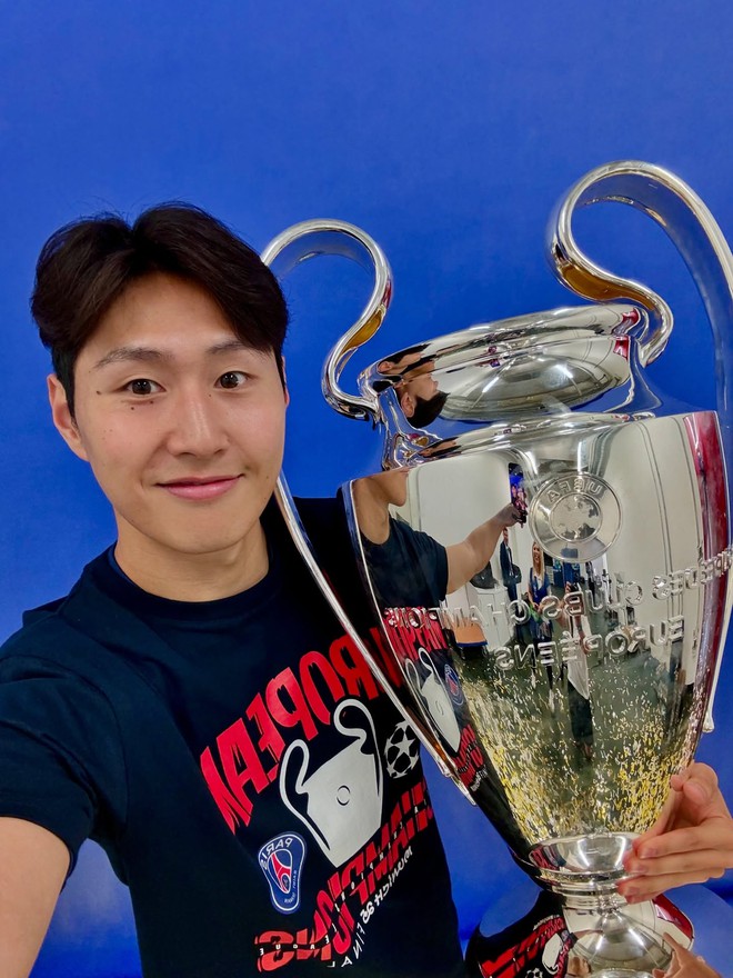 Cầu thủ triệu fan đeo huy chương vô địch Champions League cho bạn gái tiểu thư tài phiệt siêu giàu, visual couple gây sốt!- Ảnh 1.
