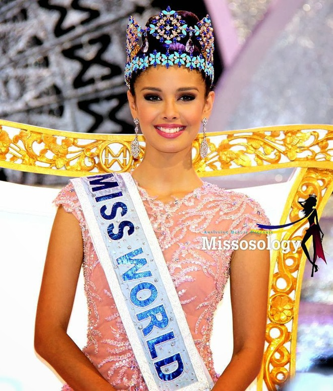 Tân Hoa hậu thế giới 2025 chơi hệ tâm linh, “xào lại” bí kíp đăng quang của 2 Miss World tiền nhiệm- Ảnh 1. Tân Hoa hậu thế giới 2025 chơi hệ tâm linh, “xào lại” bí kíp đăng quang của 2 Miss World tiền nhiệm- Ảnh 1.