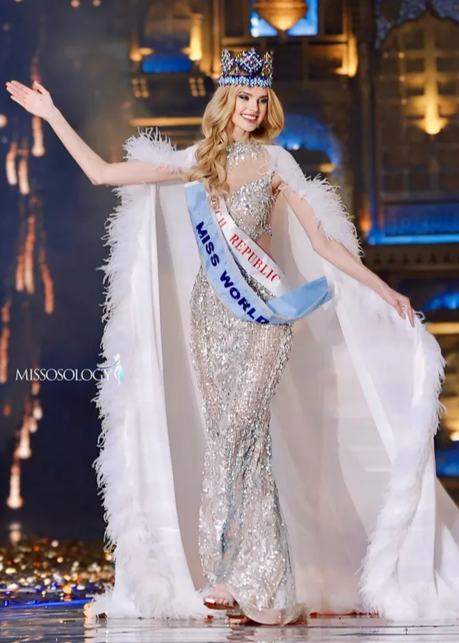 Tân Hoa hậu thế giới 2025 chơi hệ tâm linh, “xào lại” bí kíp đăng quang của 2 Miss World tiền nhiệm- Ảnh 3. Tân Hoa hậu thế giới 2025 chơi hệ tâm linh, “xào lại” bí kíp đăng quang của 2 Miss World tiền nhiệm- Ảnh 3.