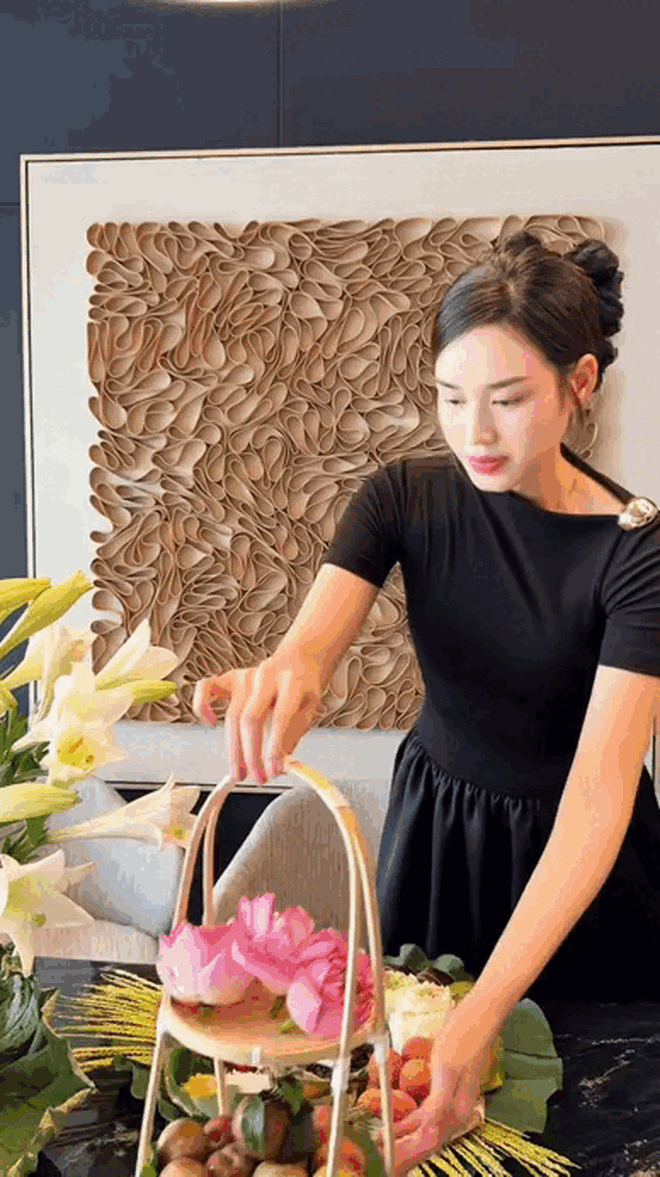 Viral khoảnh khắc Đỗ Hà đi chợ cùng bạn trai thiếu gia, netizen "bàn nhiều" về 1 thứ trên người nàng- Ảnh 2.