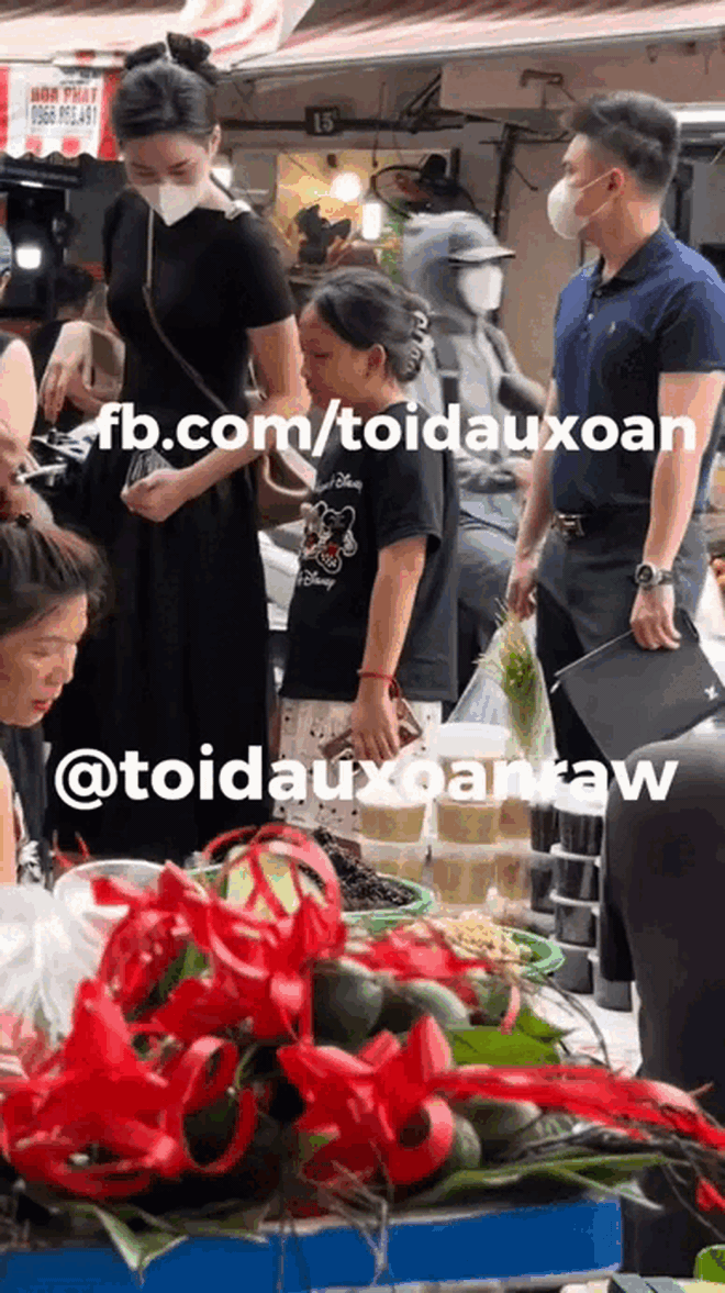Viral khoảnh khắc Đỗ Hà đi chợ cùng bạn trai thiếu gia, netizen "bàn nhiều" về 1 thứ trên người nàng- Ảnh 4.
