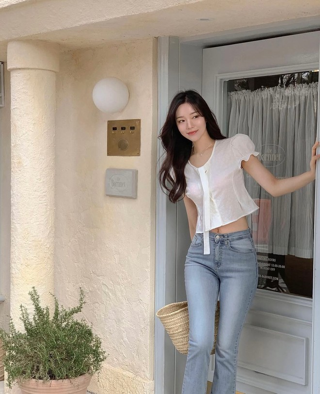 5 mẫu áo mùa hè hoàn hảo nhất để phối cùng quần jeans: Mặc đẹp mỗi ngày bỗng trở nên quá đơn giản!- Ảnh 2.