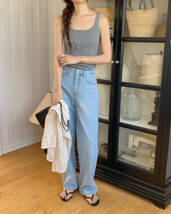 5 mẫu áo mùa hè hoàn hảo nhất để phối cùng quần jeans: Mặc đẹp mỗi ngày bỗng trở nên quá đơn giản!- Ảnh 10.