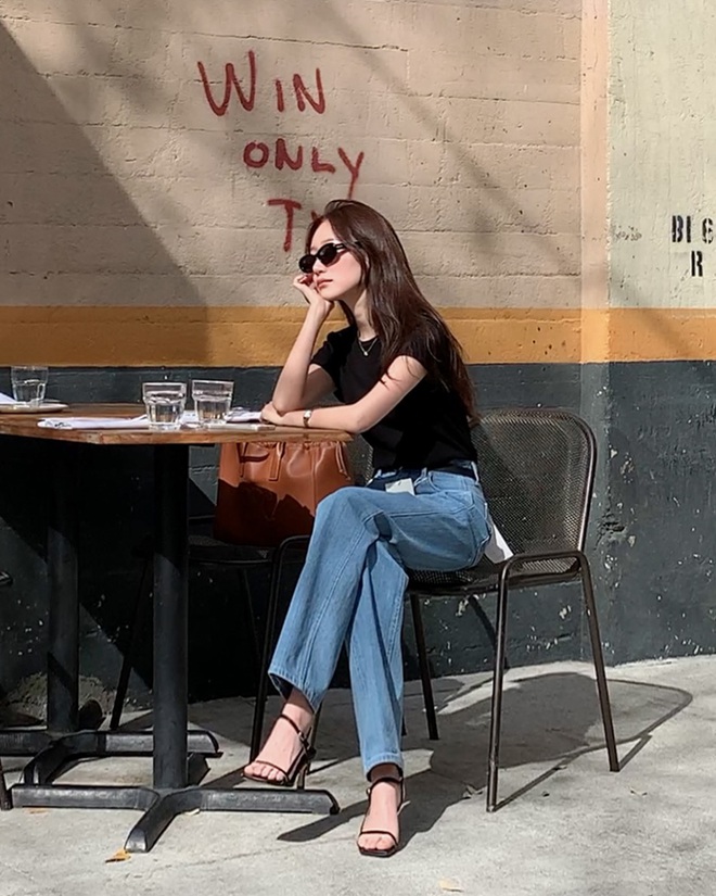 5 mẫu áo mùa hè hoàn hảo nhất để phối cùng quần jeans: Mặc đẹp mỗi ngày bỗng trở nên quá đơn giản!- Ảnh 13.