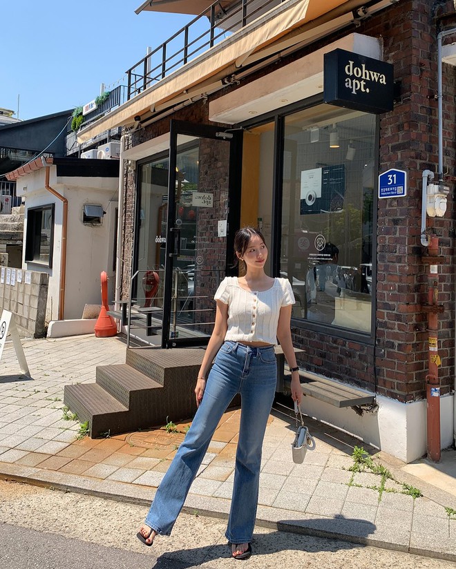 5 mẫu áo mùa hè hoàn hảo nhất để phối cùng quần jeans: Mặc đẹp mỗi ngày bỗng trở nên quá đơn giản!- Ảnh 4.