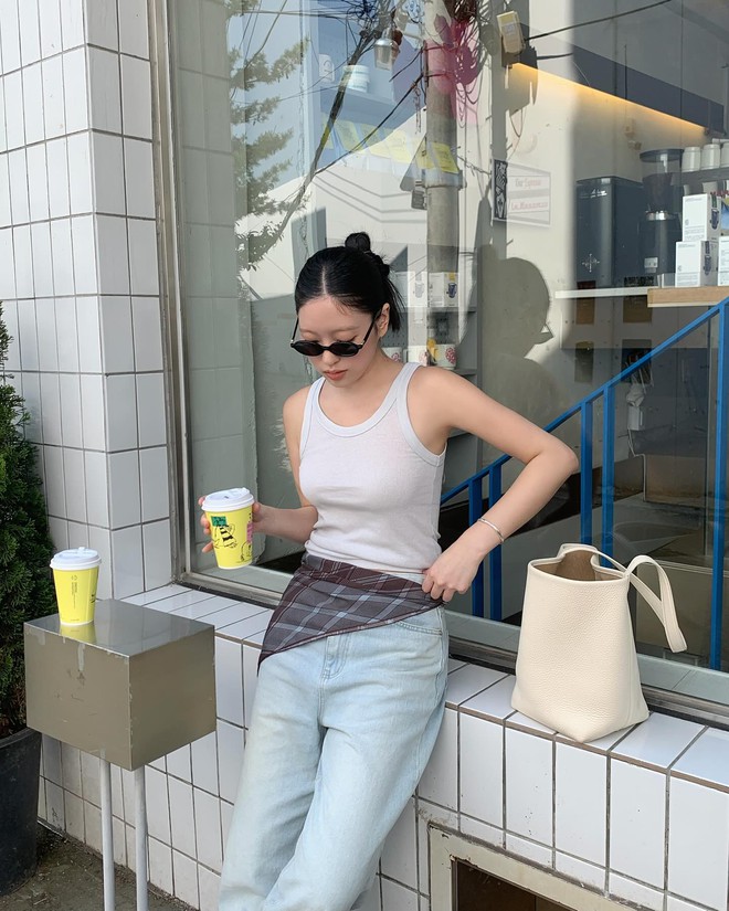 5 mẫu áo mùa hè hoàn hảo nhất để phối cùng quần jeans: Mặc đẹp mỗi ngày bỗng trở nên quá đơn giản!- Ảnh 9.