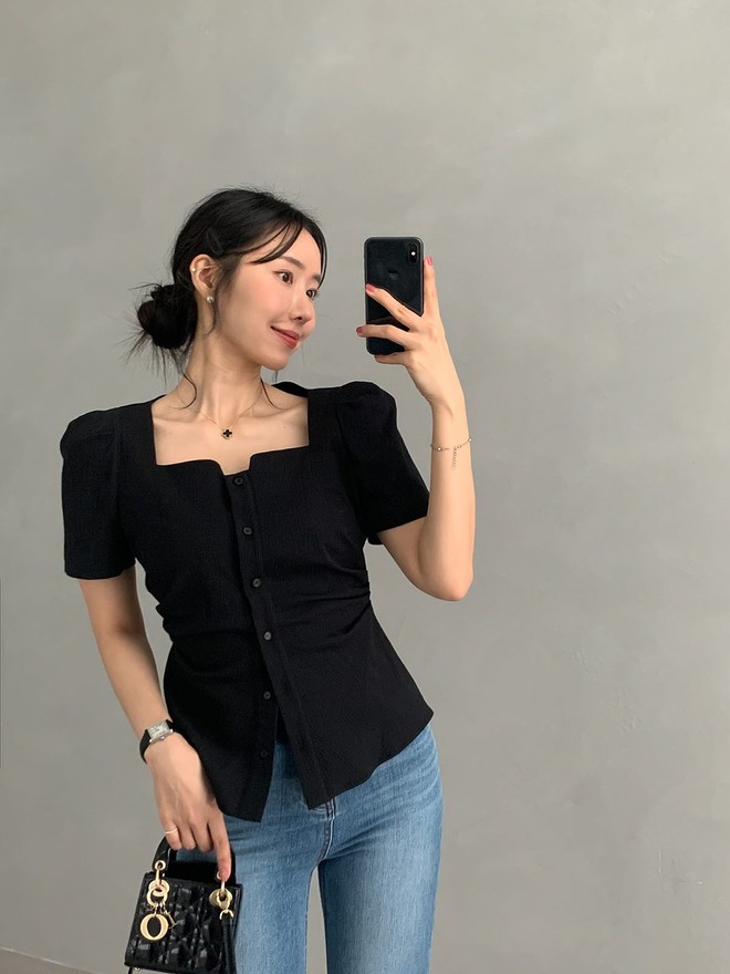 5 mẫu áo mùa hè hoàn hảo nhất để phối cùng quần jeans: Mặc đẹp mỗi ngày bỗng trở nên quá đơn giản!- Ảnh 1.