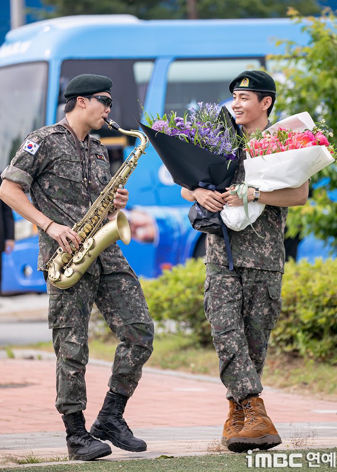 Drama ập đến V và RM (BTS): Ngày vui xuất ngũ bỗng gây bức xúc khắp MXH Hàn Quốc- Ảnh 3.