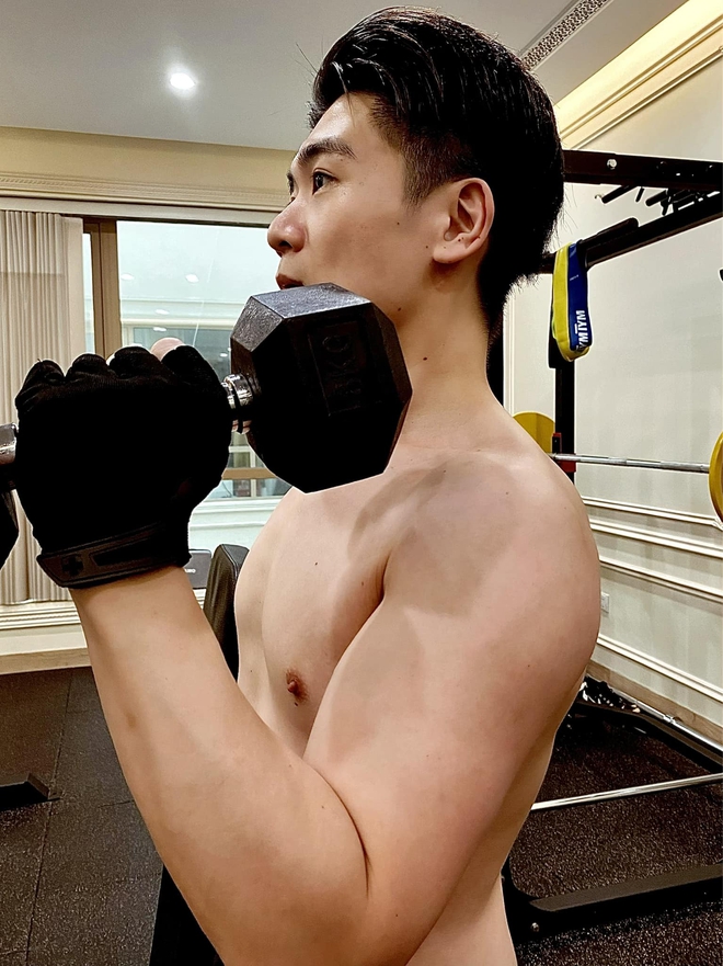 2 thiếu gia nhà bầu Hiển khoe body bên bể bơi, bố đơn thân nghìn tỷ 'ăn đứt' chồng Đỗ Mỹ Linh ở 1 điểm- Ảnh 3. 2 thiếu gia nhà bầu Hiển khoe body bên bể bơi, bố đơn thân nghìn tỷ 'ăn đứt' chồng Đỗ Mỹ Linh ở 1 điểm- Ảnh 3.