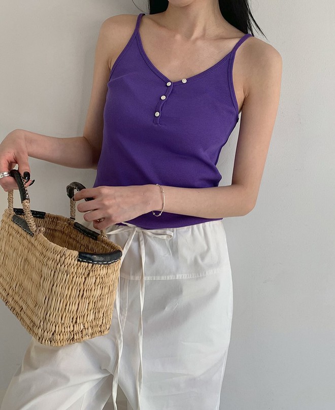 5 item đẹp nhất để mặc đi du lịch: Cực thoải mái, không cầu kỳ nhưng lên hình sống ảo vẫn xinh- Ảnh 1.