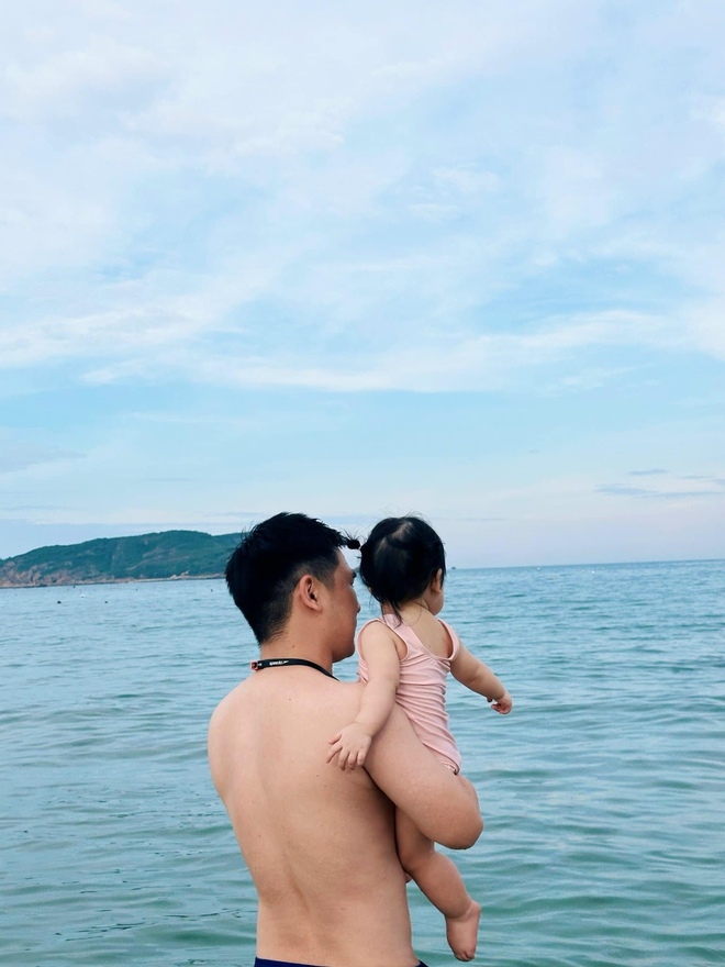 2 thiếu gia nhà bầu Hiển khoe body bên bể bơi, bố đơn thân nghìn tỷ 'ăn đứt' chồng Đỗ Mỹ Linh ở 1 điểm- Ảnh 5. 2 thiếu gia nhà bầu Hiển khoe body bên bể bơi, bố đơn thân nghìn tỷ 'ăn đứt' chồng Đỗ Mỹ Linh ở 1 điểm- Ảnh 5.