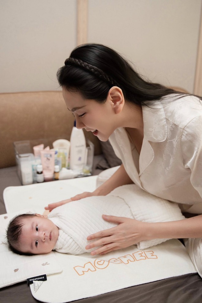 Mai Ngọc sau 2 tháng làm mẹ: Mặc đồ ngủ để mặt mộc bế con, cơ thể vẫn còn vết sẹo dài - Ảnh 2.