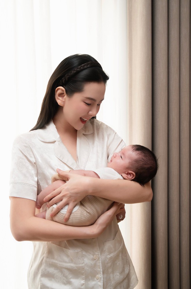 Mai Ngọc sau 2 tháng làm mẹ: Mặc đồ ngủ để mặt mộc bế con, cơ thể vẫn còn vết sẹo dài - Ảnh 1.