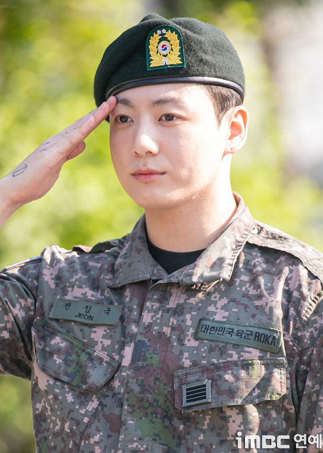 Cực phẩm BTS ngày xuất ngũ có 2 kiểu: V vạm vỡ bao nhiêu thì Jungkook phúng phính bấy nhiêu!- Ảnh 19.