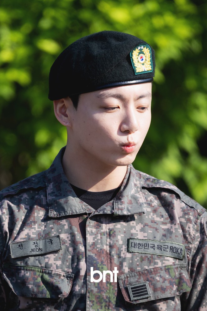Cực phẩm BTS ngày xuất ngũ có 2 kiểu: V vạm vỡ bao nhiêu thì Jungkook phúng phính bấy nhiêu!- Ảnh 22.