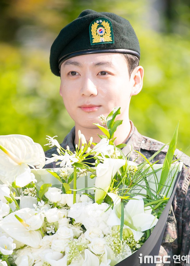 Cực phẩm BTS ngày xuất ngũ có 2 kiểu: V vạm vỡ bao nhiêu thì Jungkook phúng phính bấy nhiêu!- Ảnh 15.