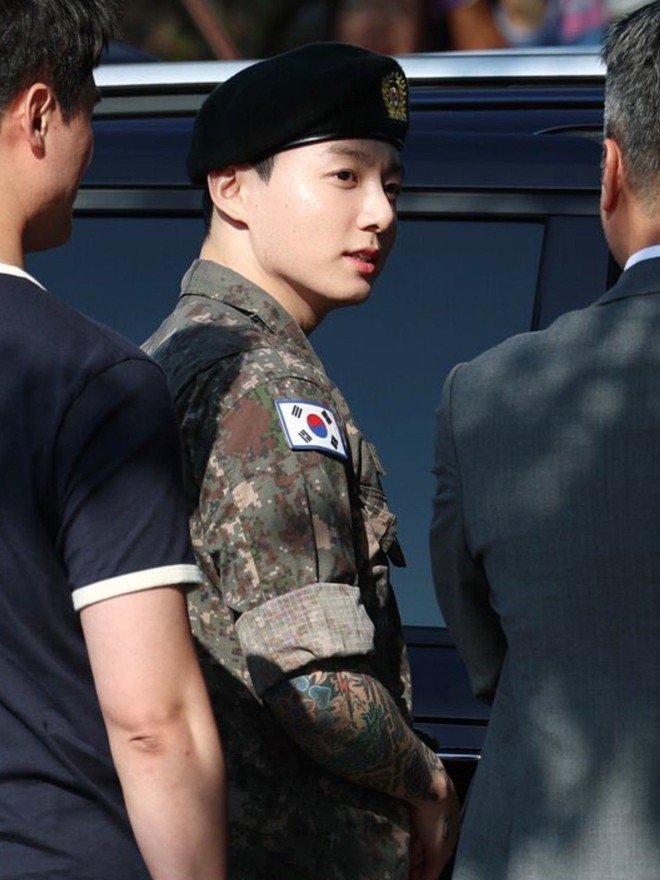 Cực phẩm BTS ngày xuất ngũ có 2 kiểu: V vạm vỡ bao nhiêu thì Jungkook phúng phính bấy nhiêu!- Ảnh 21.
