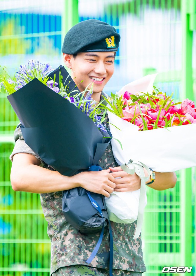 Cực phẩm BTS ngày xuất ngũ có 2 kiểu: V vạm vỡ bao nhiêu thì Jungkook phúng phính bấy nhiêu!- Ảnh 4.
