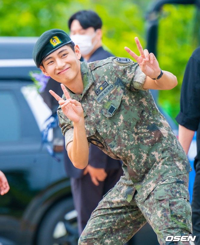 Cực phẩm BTS ngày xuất ngũ có 2 kiểu: V vạm vỡ bao nhiêu thì Jungkook phúng phính bấy nhiêu!- Ảnh 6.