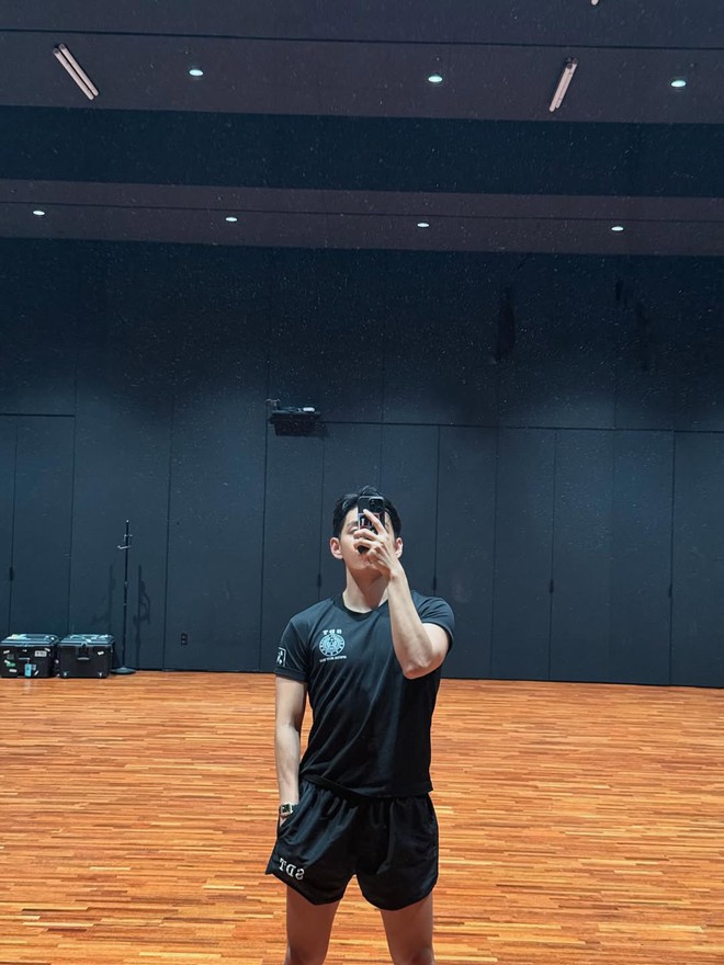Cực phẩm BTS ngày xuất ngũ có 2 kiểu: V vạm vỡ bao nhiêu thì Jungkook phúng phính bấy nhiêu!- Ảnh 11.