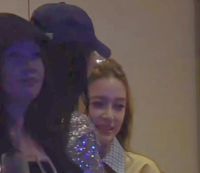 Nóng nhất MXH Weibo: Angelababy vào khách sạn với người mẫu nam trẻ tuổi sau khi "quẩy" ở concert của G-Dragon?- Ảnh 2.
