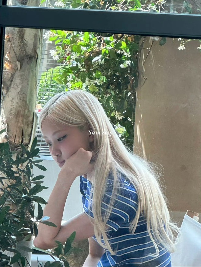 "Thành viên gầy nhất BLACKPINK" mê mãi kiểu áo quần này!- Ảnh 4.