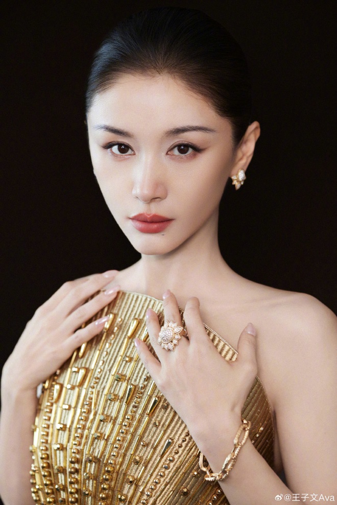 1 nữ diễn viên ngã "bổ nhào" trên thảm đỏ show thời trang, BTC đã dặn nhưng quyết không nghe!- Ảnh 2.