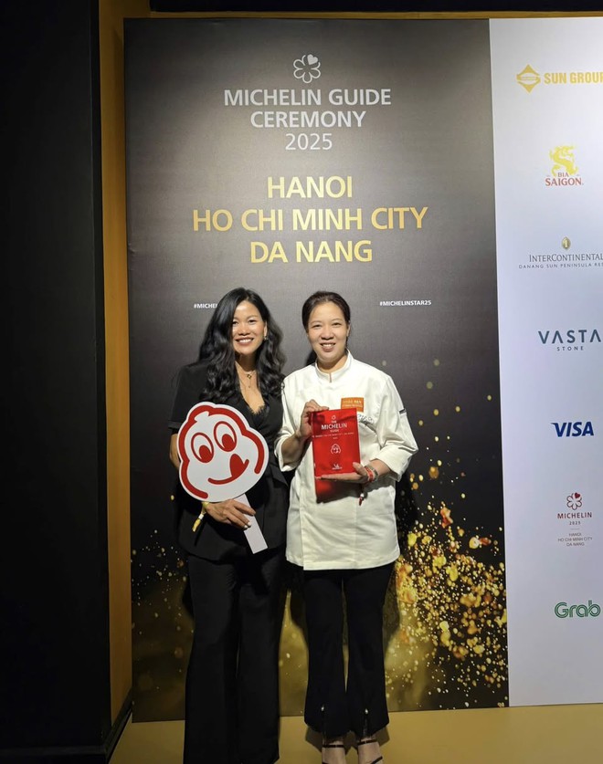 Chuyện lạ MICHELIN: 2 nhà hàng cùng tên ở Hà Nội đều treo danh hiệu Bib Gourmand, đại diện các bên nói gì?- Ảnh 7. Chuyện lạ MICHELIN: 2 nhà hàng cùng tên ở Hà Nội đều treo danh hiệu Bib Gourmand, đại diện các bên nói gì?- Ảnh 7.