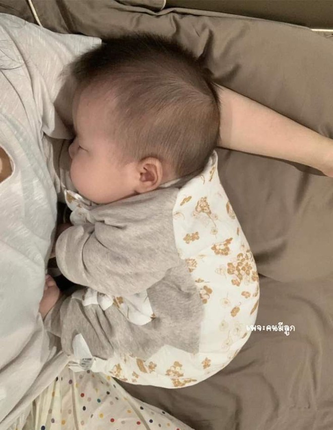 Tư thế ngủ sẽ nói cho bố mẹ biết phần nào tính cách của em bé nhà mình- Ảnh 2. Tư thế ngủ sẽ nói cho bố mẹ biết phần nào tính cách của em bé nhà mình- Ảnh 2.