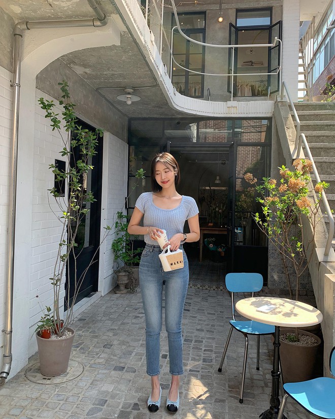 Kiểu áo hè đang "hot" hơn cả áo thun trắng: Trẻ và thanh lịch, phụ nữ 40+ mặc càng đẹp- Ảnh 6.