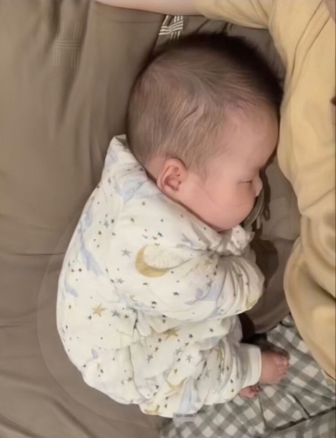 Tư thế ngủ sẽ nói cho bố mẹ biết phần nào tính cách của em bé nhà mình- Ảnh 3. Tư thế ngủ sẽ nói cho bố mẹ biết phần nào tính cách của em bé nhà mình- Ảnh 3.