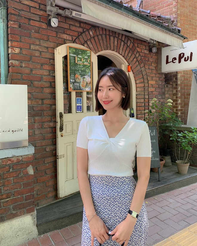 Kiểu áo hè đang "hot" hơn cả áo thun trắng: Trẻ và thanh lịch, phụ nữ 40+ mặc càng đẹp- Ảnh 1.