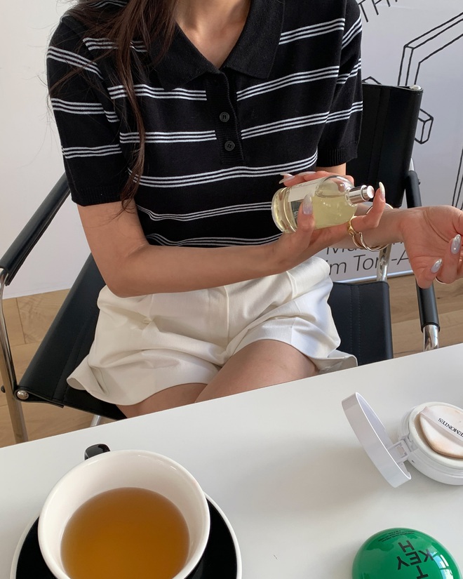 Kiểu áo hè đang "hot" hơn cả áo thun trắng: Trẻ và thanh lịch, phụ nữ 40+ mặc càng đẹp- Ảnh 11.