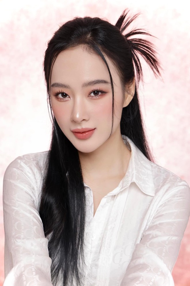 Mỹ nhân cơ bắp Angela Phương Trinh gây choáng khi diện đồ "bánh bèo", không còn chút khí chất nàng thơ nữ tính nào!- Ảnh 2. Mỹ nhân cơ bắp Angela Phương Trinh gây choáng khi diện đồ "bánh bèo", không còn chút khí chất nàng thơ nữ tính nào!- Ảnh 2.