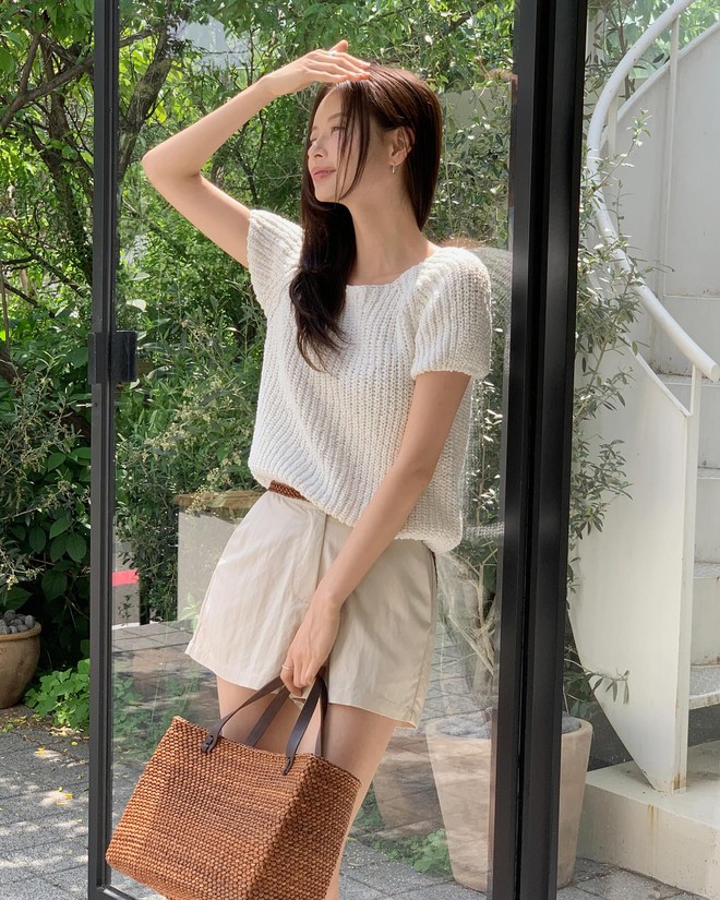 Kiểu áo hè đang "hot" hơn cả áo thun trắng: Trẻ và thanh lịch, phụ nữ 40+ mặc càng đẹp- Ảnh 10.