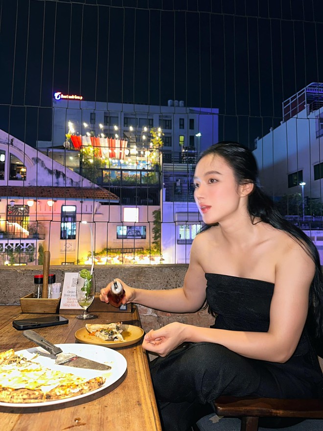 Mỹ nhân cơ bắp Angela Phương Trinh gây choáng khi diện đồ "bánh bèo", không còn chút khí chất nàng thơ nữ tính nào!- Ảnh 7. Mỹ nhân cơ bắp Angela Phương Trinh gây choáng khi diện đồ "bánh bèo", không còn chút khí chất nàng thơ nữ tính nào!- Ảnh 7.