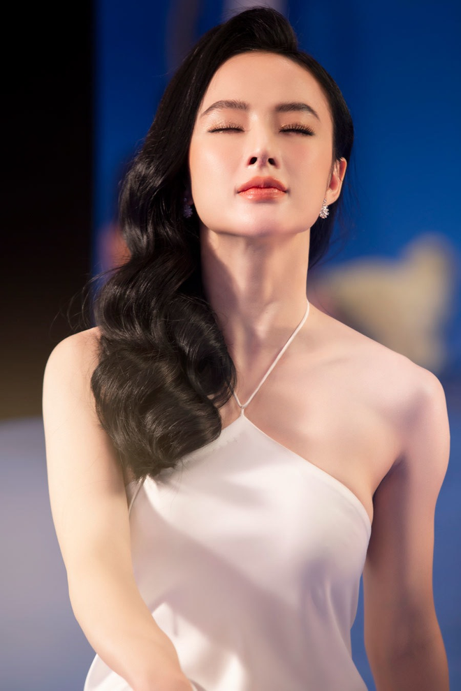 Mỹ nhân cơ bắp Angela Phương Trinh gây choáng khi diện đồ "bánh bèo", không còn chút khí chất nàng thơ nữ tính nào!- Ảnh 3. Mỹ nhân cơ bắp Angela Phương Trinh gây choáng khi diện đồ "bánh bèo", không còn chút khí chất nàng thơ nữ tính nào!- Ảnh 3.