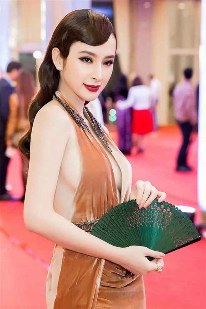 Mỹ nhân cơ bắp Angela Phương Trinh gây choáng khi diện đồ "bánh bèo", không còn chút khí chất nàng thơ nữ tính nào!- Ảnh 4. Mỹ nhân cơ bắp Angela Phương Trinh gây choáng khi diện đồ "bánh bèo", không còn chút khí chất nàng thơ nữ tính nào!- Ảnh 4.