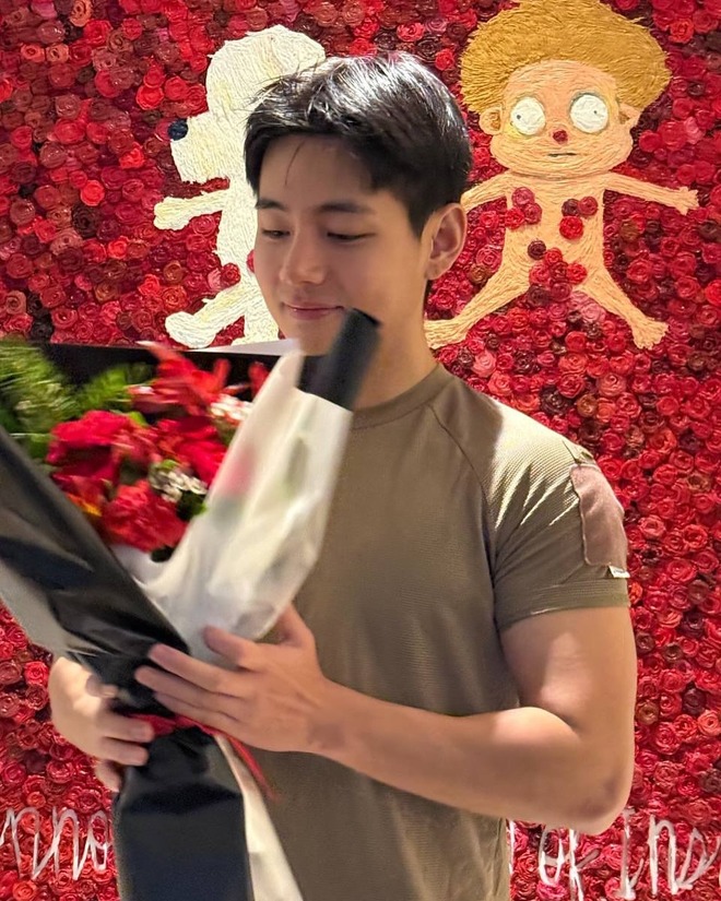 Jennie (BLACKPINK) và V (BTS) nghi công khai hẹn hò: Bài hát, chiếc bánh kem cùng dòng chữ đặc biệt gây bão mạng!- Ảnh 4.