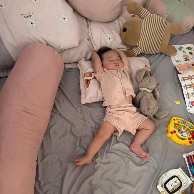 Tư thế ngủ sẽ nói cho bố mẹ biết phần nào tính cách của em bé nhà mình- Ảnh 8. Tư thế ngủ sẽ nói cho bố mẹ biết phần nào tính cách của em bé nhà mình- Ảnh 8.