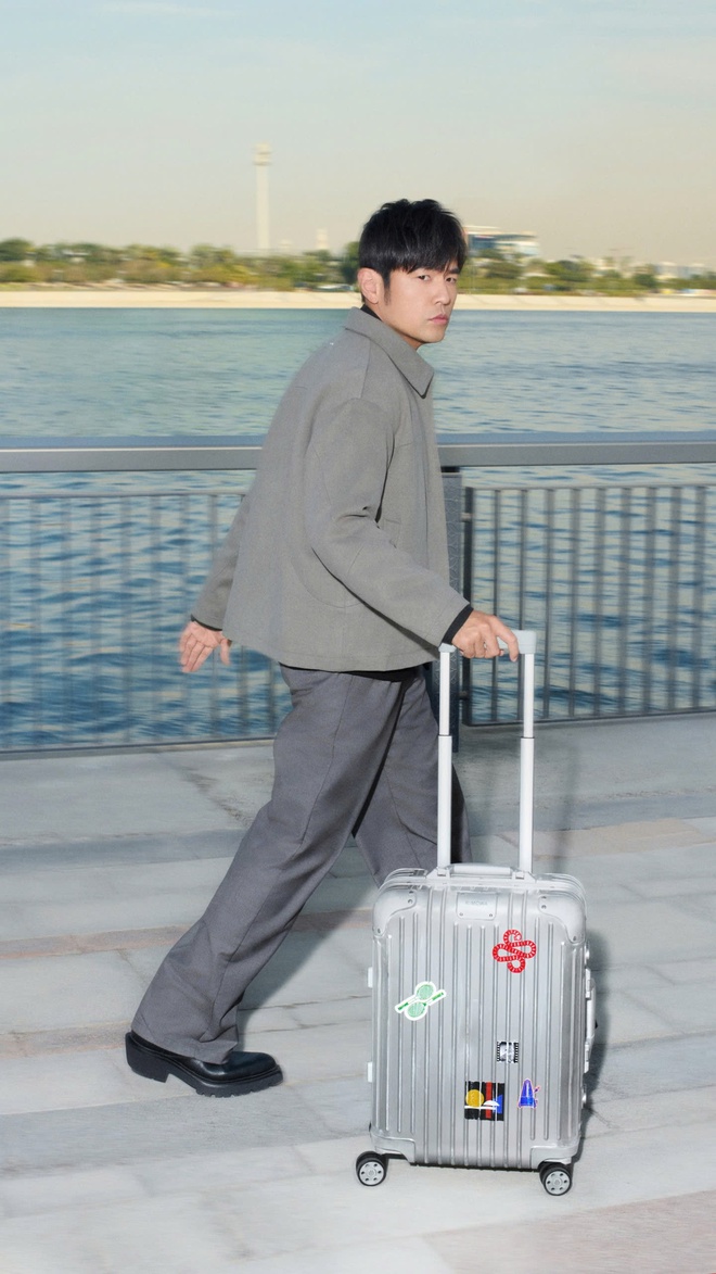 Rosé, ngài Lewis Hamilton và Châu Kiệt Luân cùng rimowa viết tiếp câu chuyện “không đứng yên”- Ảnh 1.