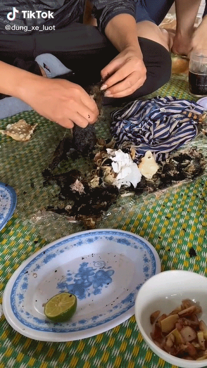 Món đen sì như than cháy khiến ai cũng tưởng khoai nướng, hoá ra là đặc sản "rùng mình" ở nhiều vùng quê Việt- Ảnh 1. Món đen sì như than cháy khiến ai cũng tưởng khoai nướng, hoá ra là đặc sản "rùng mình" ở nhiều vùng quê Việt- Ảnh 1.