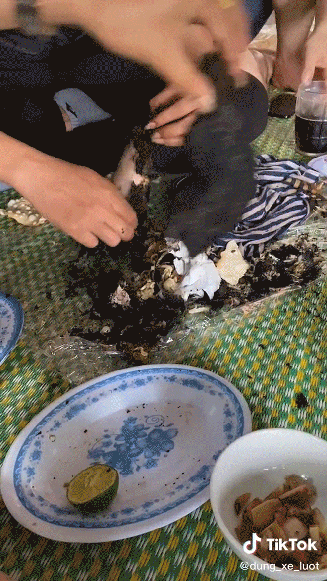 Món đen sì như than cháy khiến ai cũng tưởng khoai nướng, hoá ra là đặc sản "rùng mình" ở nhiều vùng quê Việt- Ảnh 2. Món đen sì như than cháy khiến ai cũng tưởng khoai nướng, hoá ra là đặc sản "rùng mình" ở nhiều vùng quê Việt- Ảnh 2.