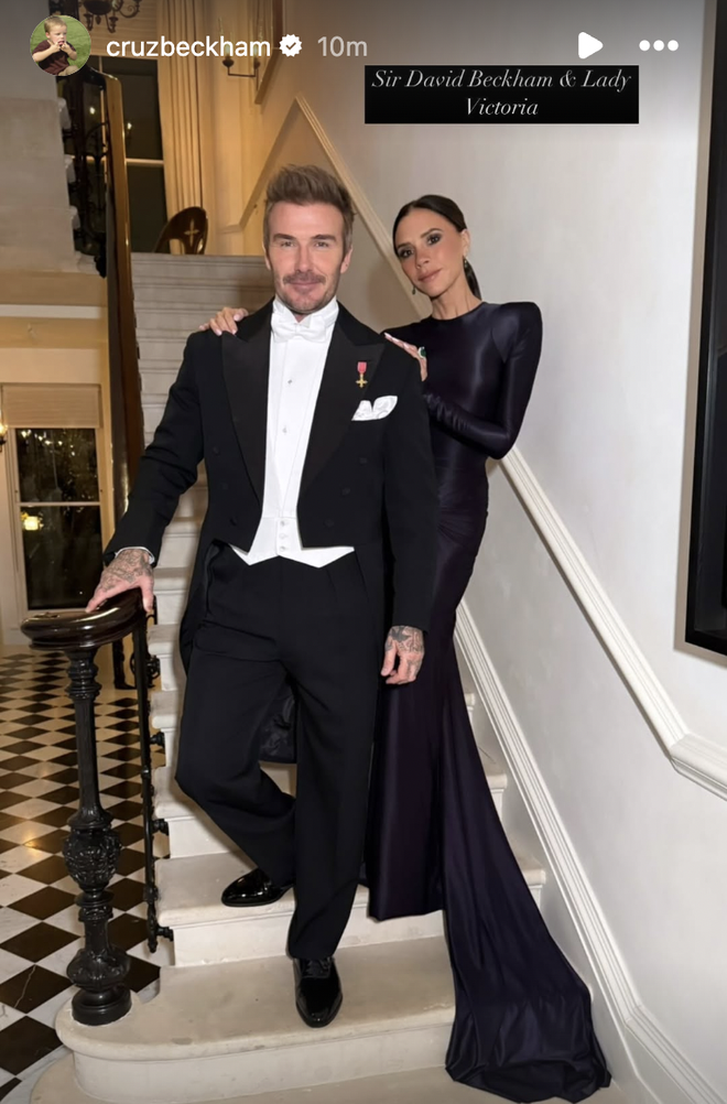 Nực cười story của cậu cả nhà Beckham khi bố được phong "hiệp sĩ": Công sinh thành-dưỡng dục không bằng 1 chai nước sốt cay!- Ảnh 4. Nực cười story của cậu cả nhà Beckham khi bố được phong "hiệp sĩ": Công sinh thành-dưỡng dục không bằng 1 chai nước sốt cay!- Ảnh 4.