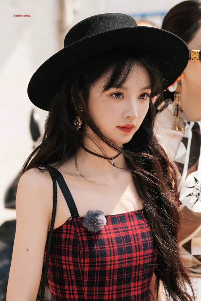 Mỹ nhân "mặt học sinh, dáng phụ huynh" gợi cảm nhất Cbiz: Visual chưa từng xuống phong độ, style đỉnh miễn bàn!- Ảnh 11.
