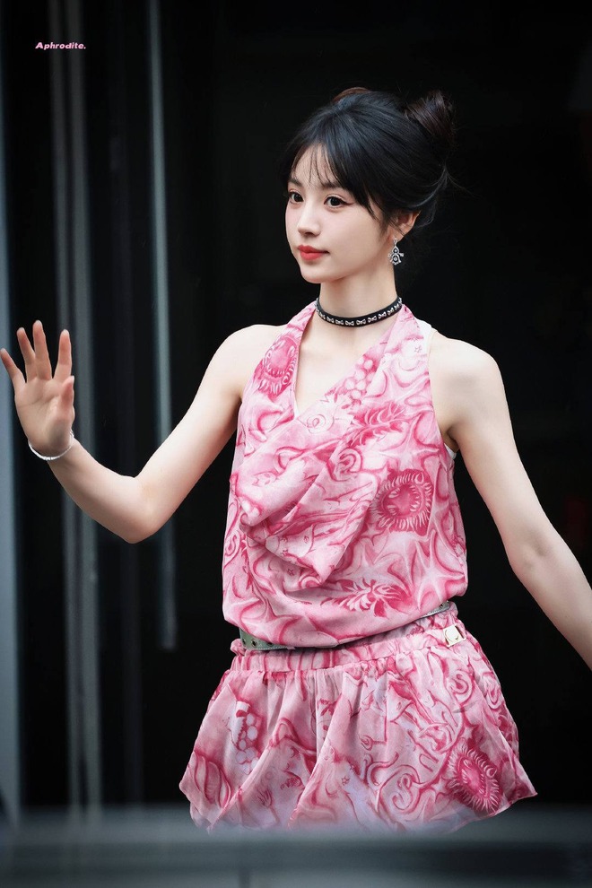 Mỹ nhân "mặt học sinh, dáng phụ huynh" gợi cảm nhất Cbiz: Visual chưa từng xuống phong độ, style đỉnh miễn bàn!- Ảnh 18.