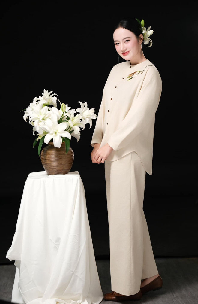 Angela Phương Trinh gây sốc với diện mạo "vai u thịt bắp" đi ăn tối, còn đâu mỹ nhân "yểu điệu thục nữ" năm nào?- Ảnh 2. Angela Phương Trinh gây sốc với diện mạo "vai u thịt bắp" đi ăn tối, còn đâu mỹ nhân "yểu điệu thục nữ" năm nào?- Ảnh 2.