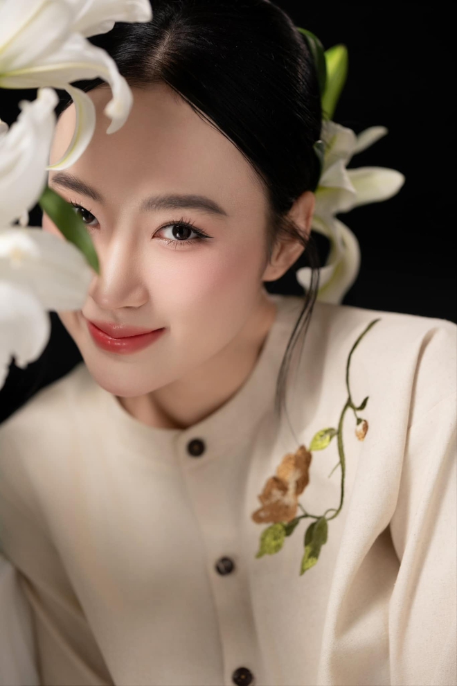 Angela Phương Trinh gây sốc với diện mạo "vai u thịt bắp" đi ăn tối, còn đâu mỹ nhân "yểu điệu thục nữ" năm nào?- Ảnh 3. Angela Phương Trinh gây sốc với diện mạo "vai u thịt bắp" đi ăn tối, còn đâu mỹ nhân "yểu điệu thục nữ" năm nào?- Ảnh 3.