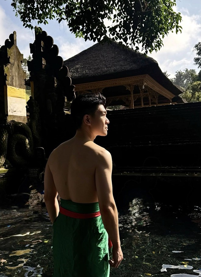 Thiếu gia nhà bầu Hiển đốt mắt với body 6 múi vạm vỡ, lưng trần săn chắc của bố đơn thân mới gây xôn xao- Ảnh 3.