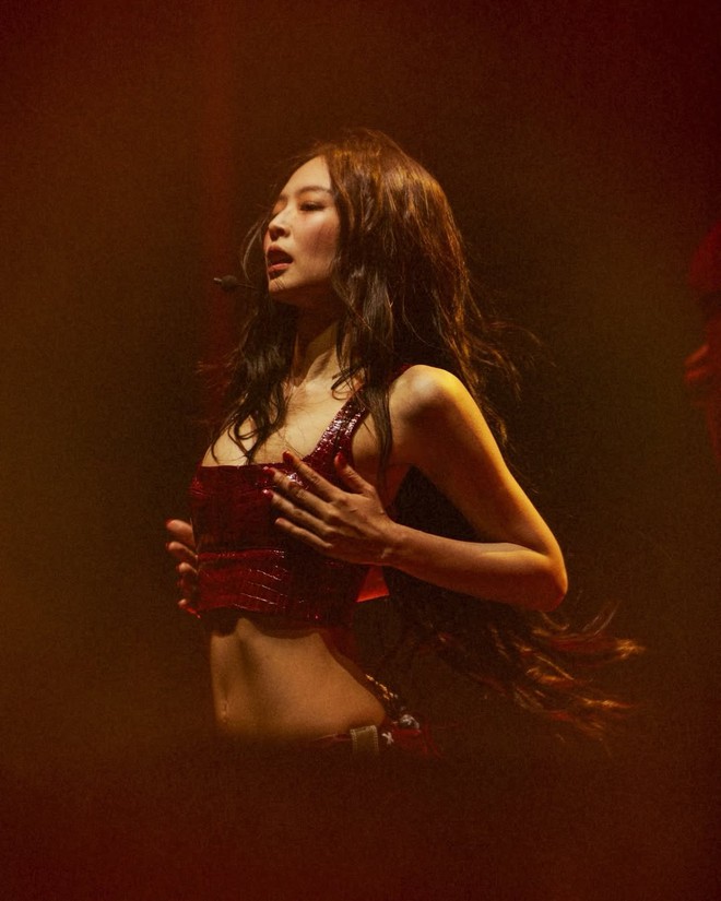 Top 1 solo nữ Kbiz: Rosé hay Jennie đều không thể “chung mâm” với ngôi sao 32 tuổi này?- Ảnh 8. Top 1 solo nữ Kbiz: Rosé hay Jennie đều không thể “chung mâm” với ngôi sao 32 tuổi này?- Ảnh 8.